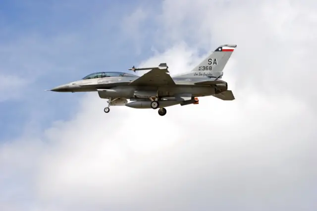 Jato F-16 voando 