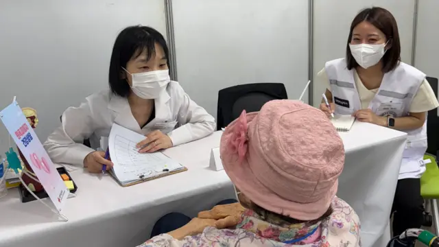 원폭 피해자 건강조사를 진행하고 있는 일본 의료진