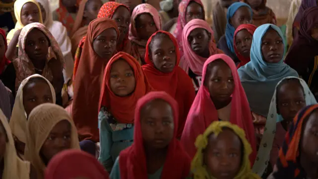 مجموعة من الفتيات في مدرسة في مخيم للاجئين 