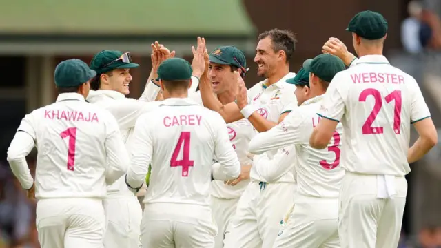 ऑस्ट्रेलिया टीम विकेट लेने के बाद जश्न मनाते हुए