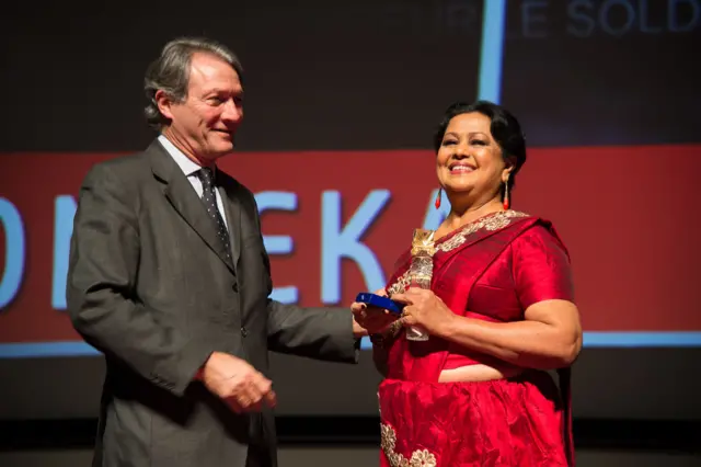 2014 වසරේදී මාලිනී ෆොන්සේකා ප්‍රංශයේ 'ඩූවිල් නගර සම්මානයෙන්' පිදුම් ලැබුවා ය