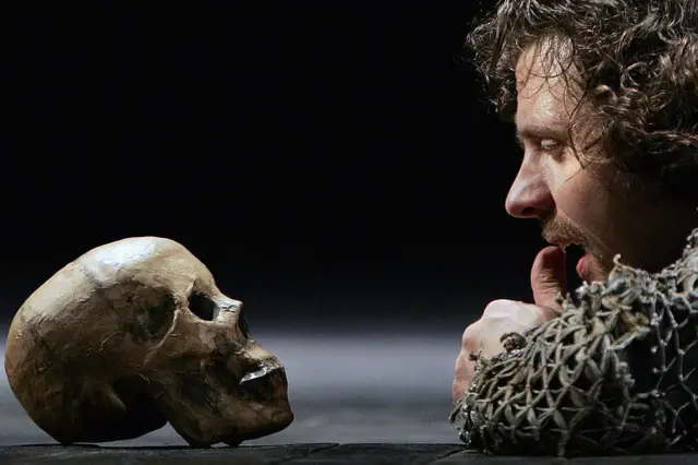 Hamlet olha para uma caveira, em uma cena do famoso monólogo da obra de Shakespeare, em um ensaio de 2006 na Rússia