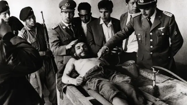 Che Guevara muerto en un hospital de Bolivia.