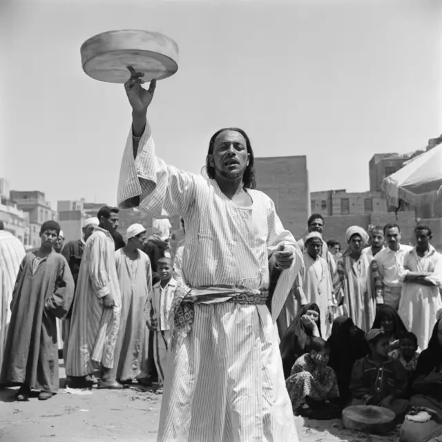 حاوي يستعرض امام الجمهور خلال احتفالات المولد النبوي الشريف في القاهرة عام 1966
