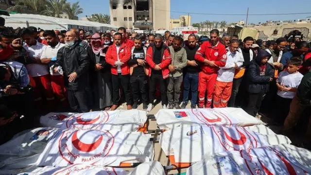 እቶም ኣባላት ቀይሕ ወርሒ ሓመድ-ኣዳም ኣብ ዝለበስሉ