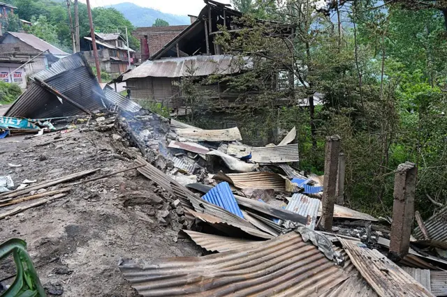 জম্মু ও কাশ্মীরের নিয়ন্ত্রণ রেখা বরাবর অনেক ঘরবাড়ি ক্ষতিগ্রস্ত হয়েছে দুই দেশের সংঘর্ষে
