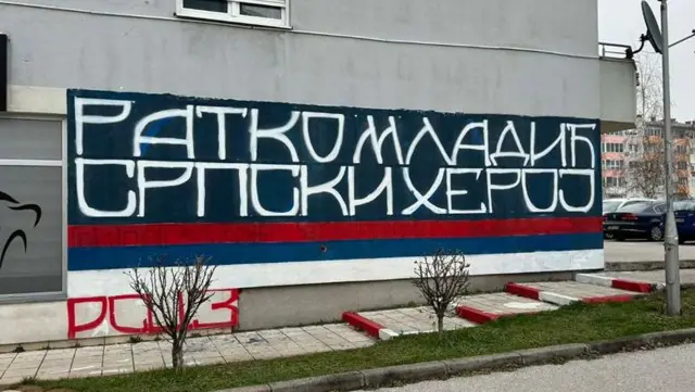 Natpis na fasadi zgrade u Istočnom Sarajevu