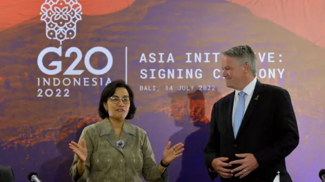 Menteri Keuangan Indonesia Sri Mulyani (kiri) berbicara dengan Sekretaris Jenderal Organisasi untuk Kerja Sama dan Pembangunan Ekonomi (OECD) Mathias Cormann (kanan) usai penandatanganan deklarasi Bali Asia Initiative pada G20.