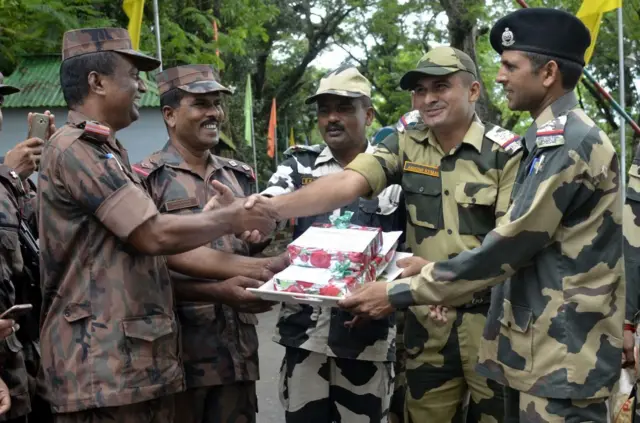 দিওয়ালি আর ঈদে উপহার ও মিষ্টি  বিনিময় করে থাকেন বিজিবি ও বিএসএফ সদস্যরা