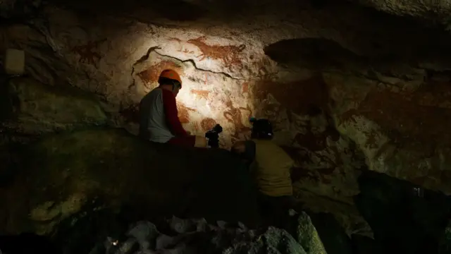 Para ilmuwan menentukan usia lukisan dengan metode penanggalan mutakhir laser-ablasi uranium-series (LA-U-series) terhadap lapisan kalsit yang ada di permukaan lukisan.