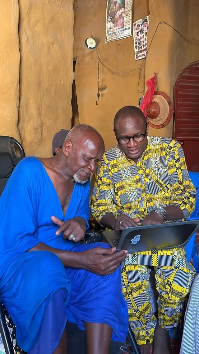 Le Dr Mamarane Seck avec l'imam qui a lu le manuscrit arabe d'Omar Ibn Saïd permettant d'identifier le nom du village mentionné dans le texte.