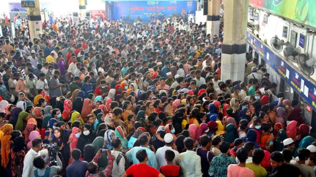 কাউন্টারে টিকেট কাটা নিয়ে যাত্রীদের ভিড়।