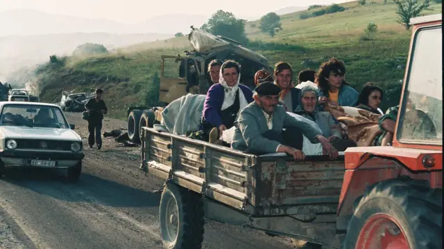 Ljudi u izbegličkoj koloni