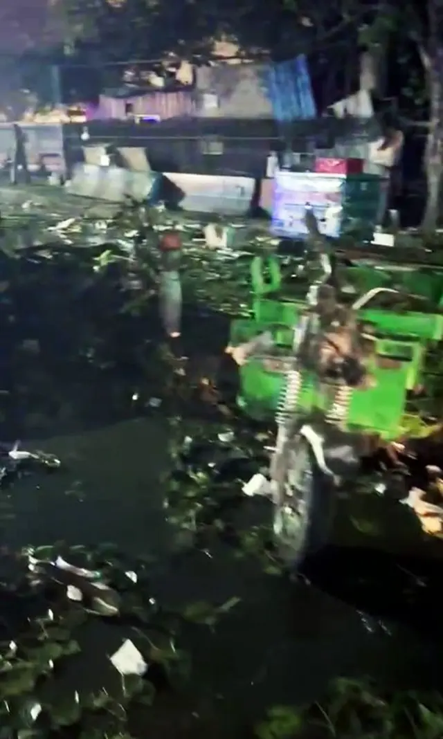 स्फोटाच्या ठिकाणी अनेक गाड्यांचं नुकसान झाल्याचं पाहायला मिळालं.