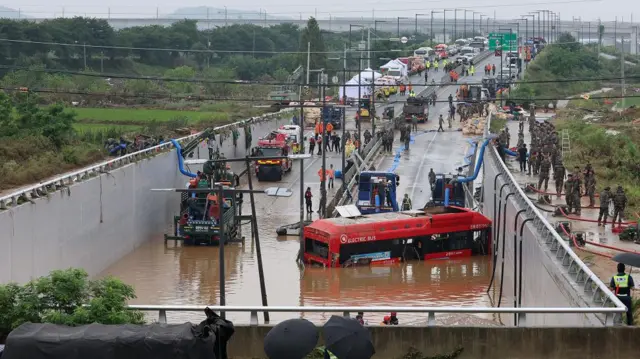 सुरंग में फंसी बस को लाया गया है