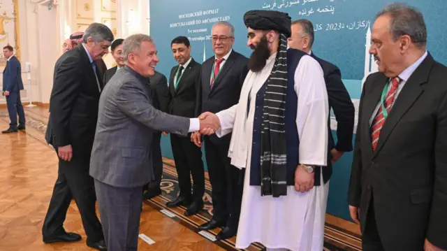 29 सितंबर को मॉस्को में अफ़ग़ानिस्तान पर हुई बैठक में नेताओं से मिलते अमीर ख़ान मुत्तकी