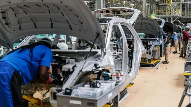 美国现代汽车厂里的工人