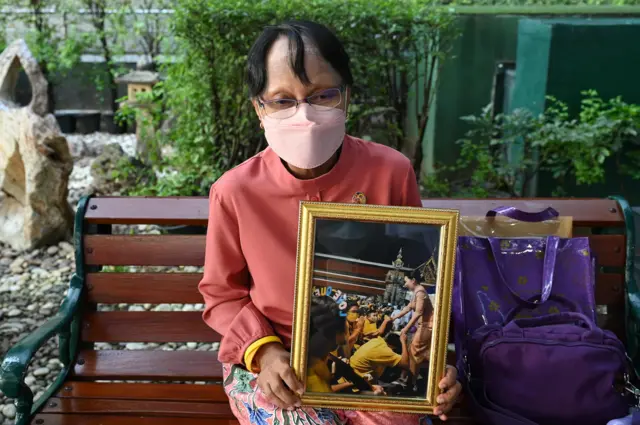 ประชาชนที่มารอร่วมลงนาม