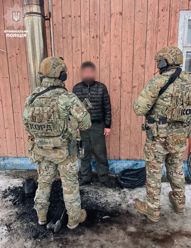 Затриманий чоловік і поліцейські