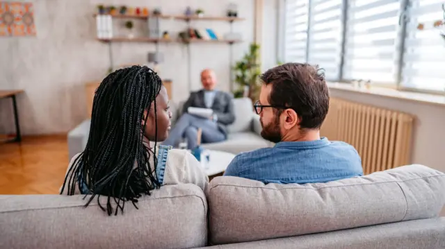 Un couple chez un thérapeute