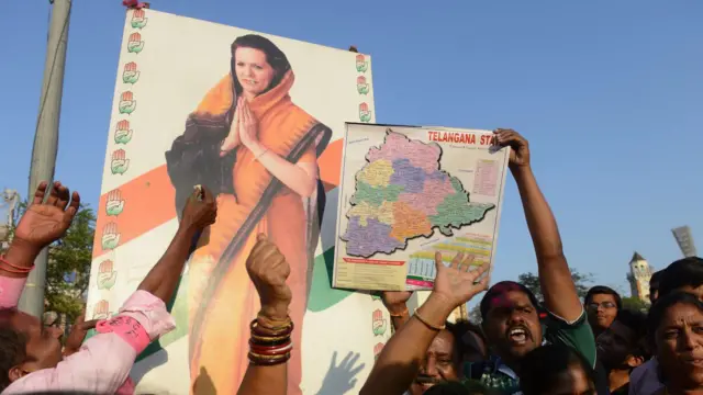 कॉंग्रेस या निवडणुकीत स्वतंत्र तेलंगणाचं श्रेय भर देऊन आपल्याकडे घेते आहे. 