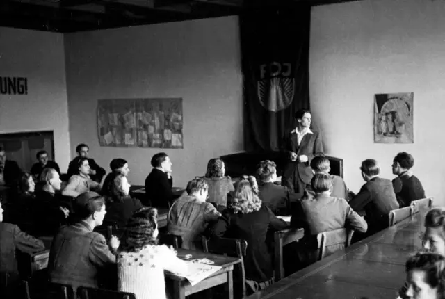 Una clase en la escuela de las juventudes del Partido Comunista de Alemania Oriental en la villa de Bogensee