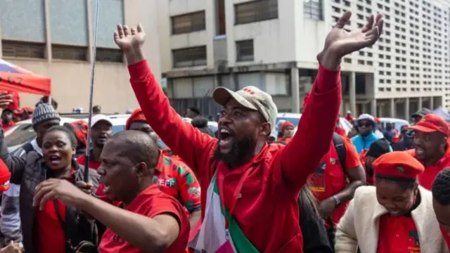 EFF supporters celebrate outside di court for Johannesburg afta di judge deliver di ruling 