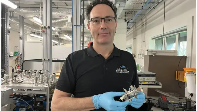 الدكتور سيميون باربر من الجامعة المفتوحة.