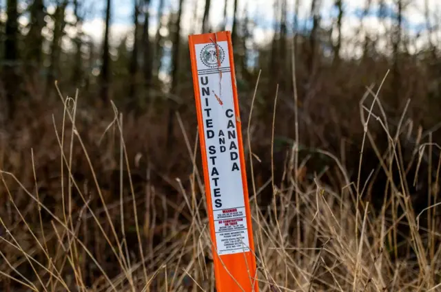 ਕੈਨੇਡਾ ਅਤੇ ਯੂਐਸ ਦੀ ਸਰਹੱਦ ਨੂੰ ਦਰਸਾਉਂਦਾ ਇੱਕ ਬਾਰਡਰ ਮਾਰਕਰ 