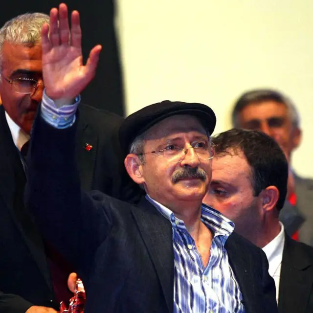 Kılıçdaroğlu 2010'daki kurultayda, başında kasketiyle