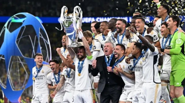 'Yanwasan Real Madrid da kocinsu suna murnar cin kofi