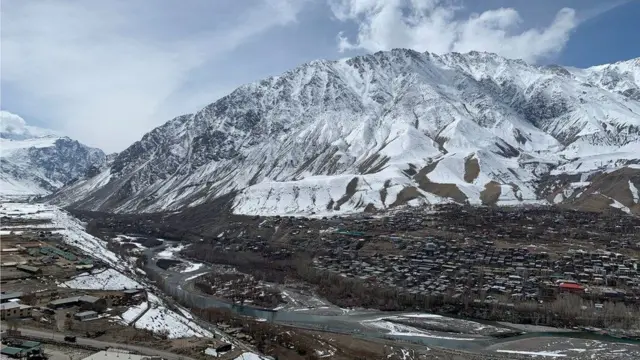 लद्दाख में बर्फबारी अब अनियमित हो गई है, इसका असर वहां की खेती-बाड़ी पर भी पड़ा है