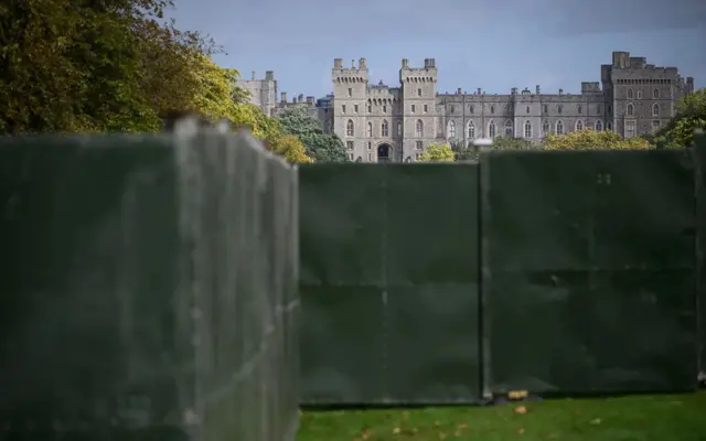 یک «حصار امنیتی» بزرگ در اطراف محوطه کاخ وینزور نصب شده است