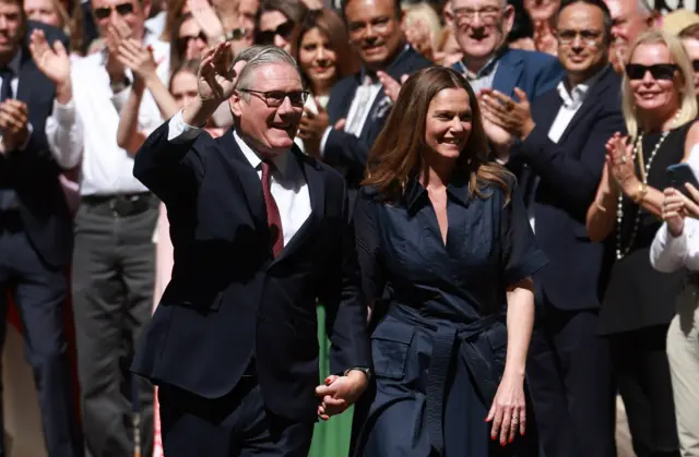 starmer sa suprugom Viktorijom ispred dauning strita u londonu