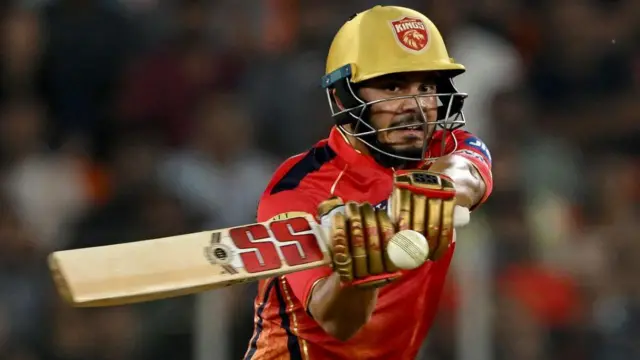 लगभग 15 ओवर तक गुजरात की टीम मैच में आगे चल रही थी. लेकिन फिर 32 साल के शशांक सिंह ने पारी को संभाला. पंजाब