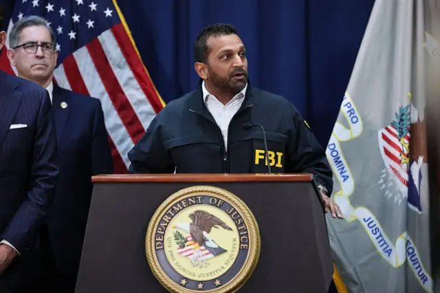 El director del FBI, Kash Patel, en la rueda de prensa anunciando las acusaciones.