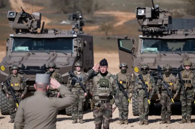 سربازان فرانسوی در حال سلام نظامی به ژنرال آلن لاردِت (پایین چپ)
