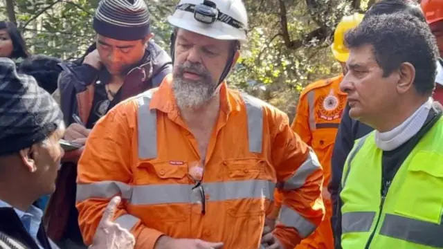 परियोजना के अधिकारियों से जानकारी लेते अर्नोल्ड डिक्स