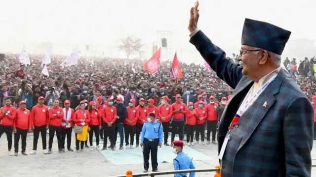 केपी ओली एमालेको भेलामा अभिवादन गर्दै