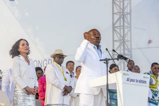 L'ex président du Gabon, Ali Bongo Ondimba, et son épouse, Sylvia Bongo Ondimba, le 11 juillet 2023 lors de son discours au congrès d'investiture du Parti démocratique gabonais (PDG) à Libreville. 