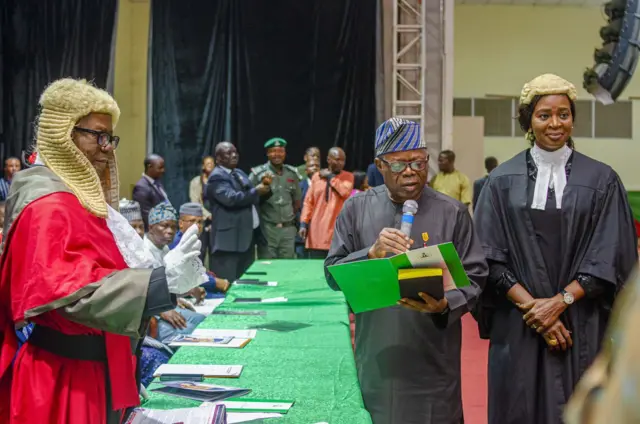 Olayide Adelami lásìkò tó ń búra lọ́wọ́