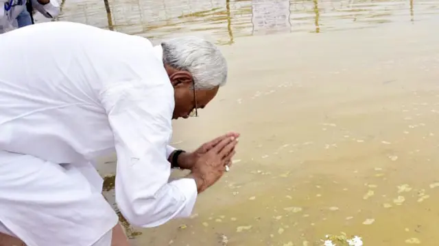 फल्गू नदी को प्रणाम करते नीतीश कुमार