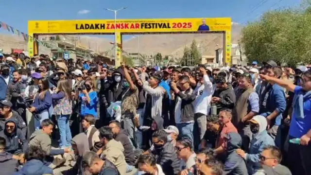 સોનમ વાંગચુક કોણ છે, લેહ લદ્દાખમાં હિંસા કેમ ફાટી નીકળી, વાંગચુક પર ચીનના એજન્ટનો આરોપ, મૅગ્સેસે એવોર્ડ વિજેતા, થ્રી ઇડિયટ્સના રેંચો સોનમ વાંગચુક, લદ્દાખમાં શાળાકીય સુધાર, બીબીસી ગુજરાતી સમાચાર