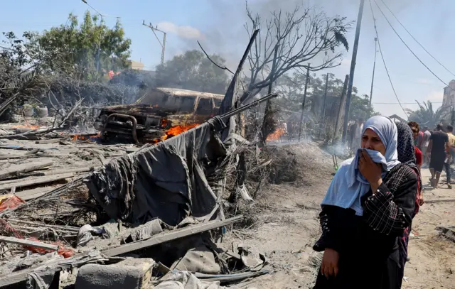 امرأة فلسطينية بالقرب من الأضرار، في أعقاب قصف على مخيم في منطقة المواصي