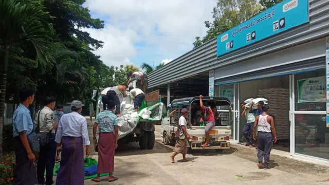 အာဏာမသိမ်းခင်ကာလထက် ဆန်ဈေးသုံးဆနီးပါးဈေးမြင့်တက်လာ 