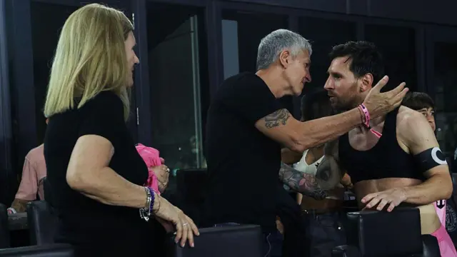 Jorge Messi vestido de negro saluda a su hijo Lionel Messi durante un partido de la MLS en 2025.