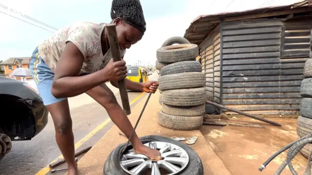 Nwada Bose Adeleke dị afọ 20 malitere ọrụ imezi taya oge ọ dị afọ iri na atọ bụ oge ọ malitere ịgụ akwụkwọ sekọndịrị.