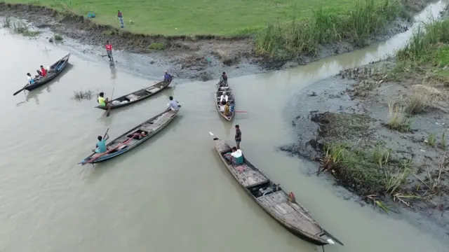 ওপর থেকে তোলা ছবিতে নদীতে পাঁচটি জেলে নৌকা দেখা যাচ্ছে