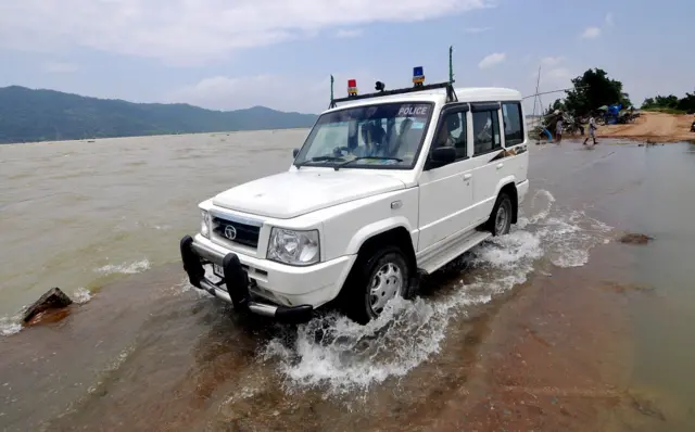 पुराच्या पाण्यातून पूल ओलांडू नका. पूल कुठे संपतो, नदी कुठे सुरू होते, कळणार नाही.