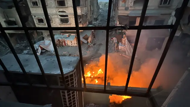 حريق مشتعل كما يظهر من خلال نافذة مستشفى كمال عدوان